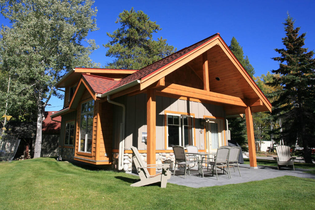 Patricia Lake Bungalows is a seasonal accommodation in Jasper.